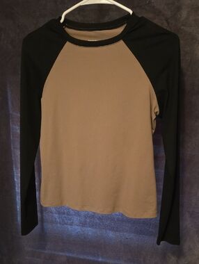 Long-Sleeve Raglan Tee in Tan and Black